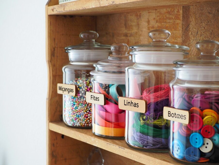 ideias criativas para guardar potes de vidro sem tampa