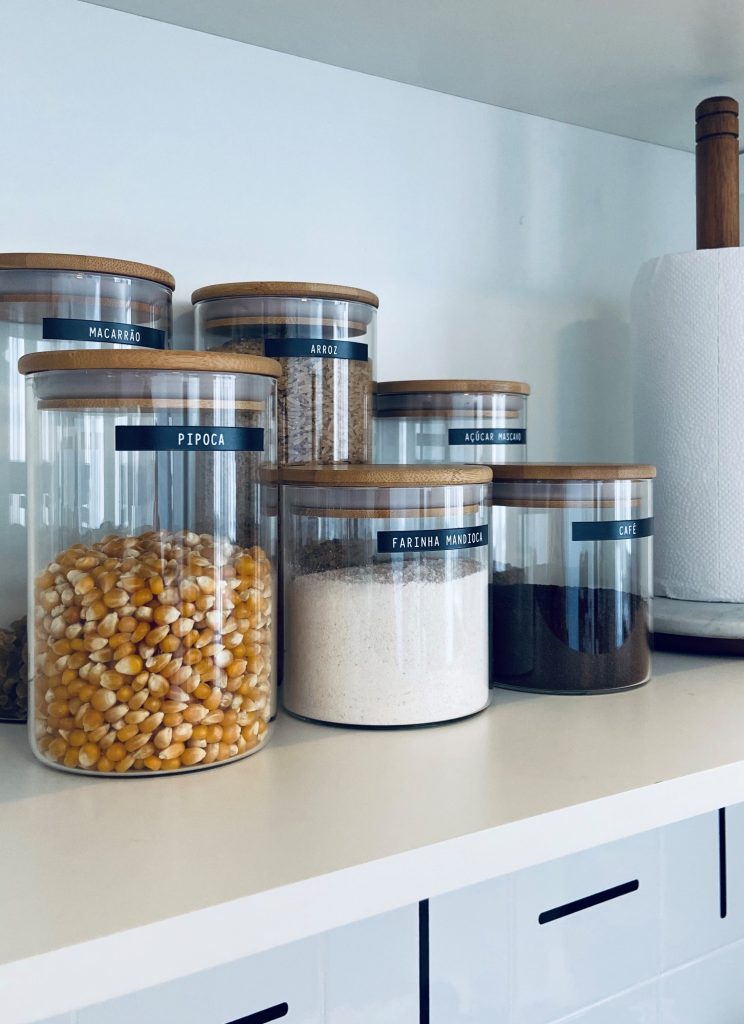 como organizar potes de vidro sem tampa no armário