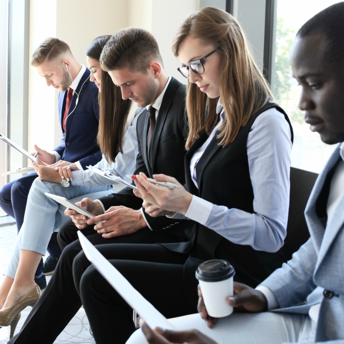 como se vestir para entrevista de emprego