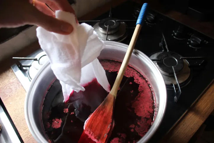 Tingimento a Frio vs. Tingimento a Quente: Qual o Melhor para Sua Roupa?