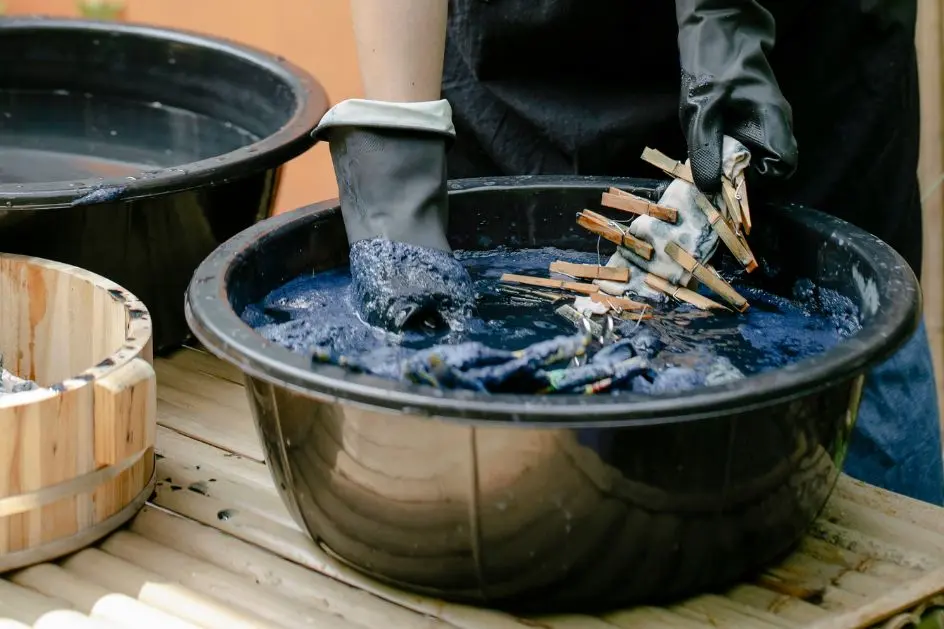 como tingir tecidos naturalmente