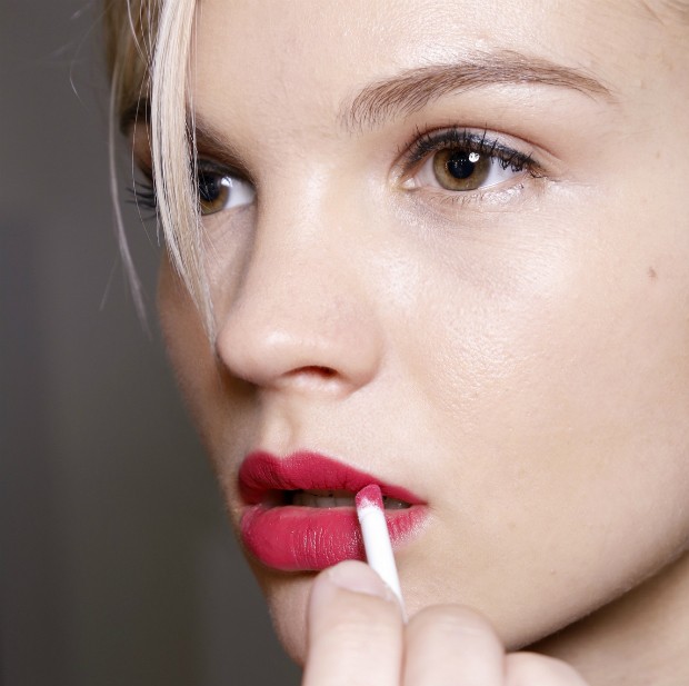 Como Usar Lip Balm para Remover Batom Matte