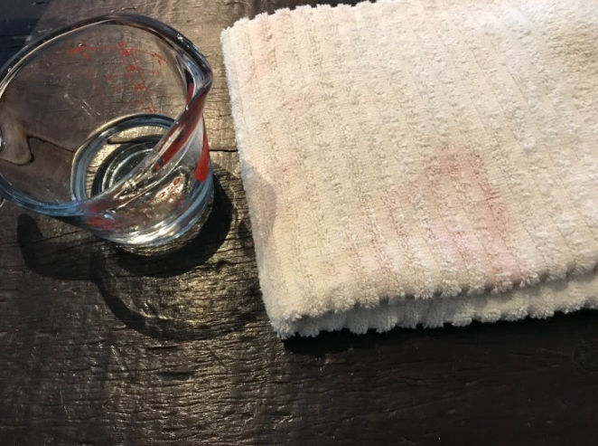 como tirar cheiro de cigarro de sofá