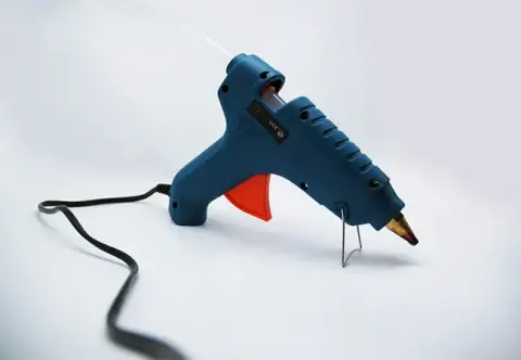 Como remover cola de plástico do vidro