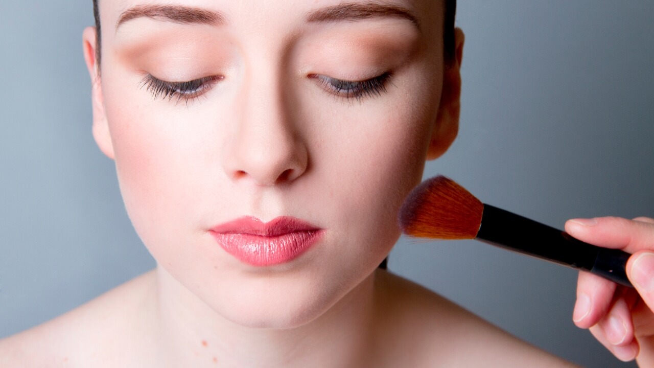 Poses e ângulos que valorizam qualquer maquiagem