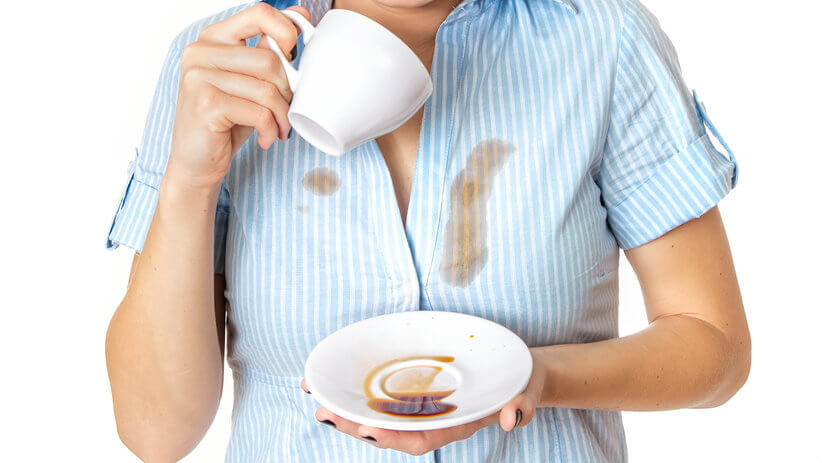 como tirar mancha de café de roupa branca