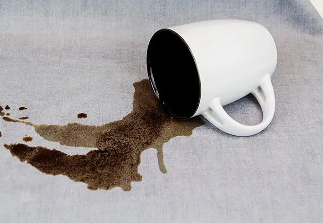 como tirar mancha de cafe da roupa