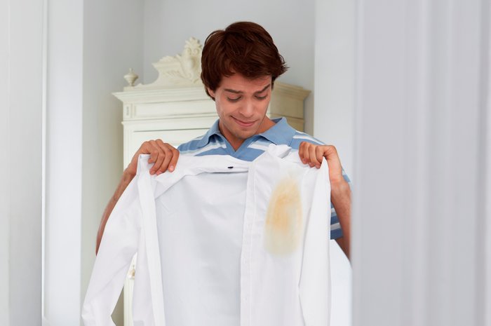 como tirar mancha de café de roupa branca