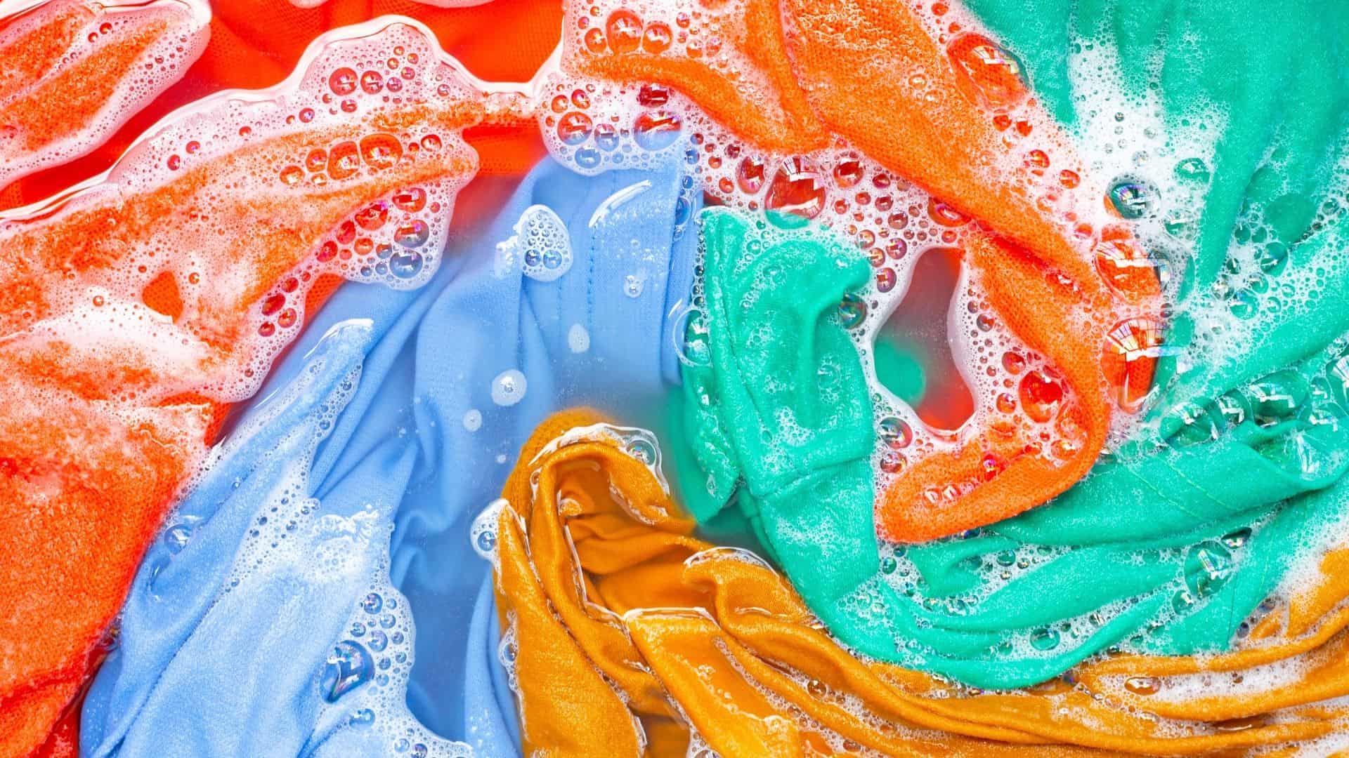 como tirar mancha de mofo de roupa colorida