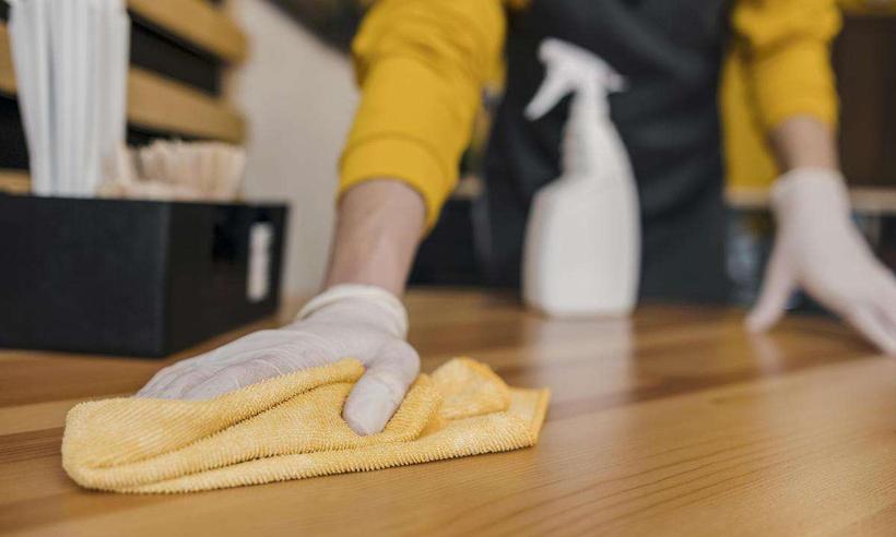 técnica correta para tirar poeira de móveis