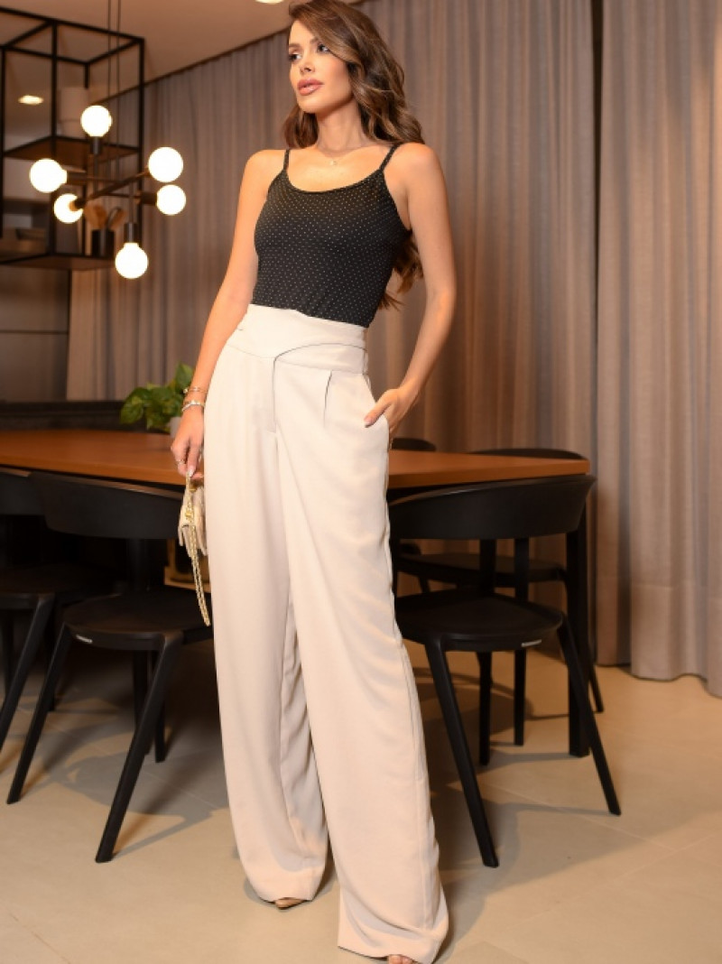 Acessórios essenciais para elevar seu look com calça bege