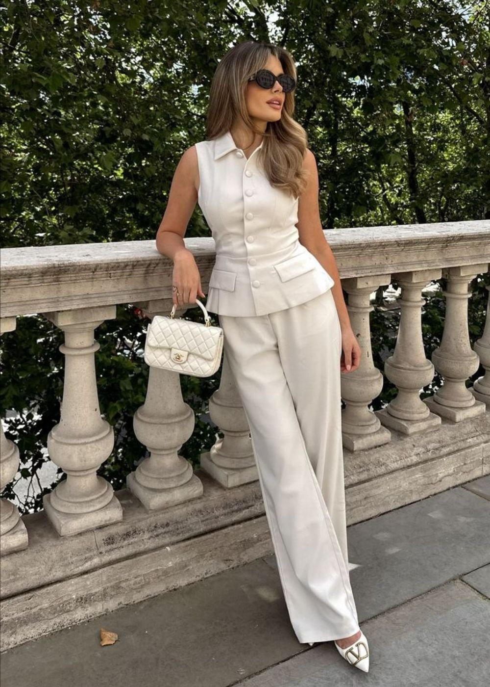 Acessórios que complementam o look de calça pantalona com tênis