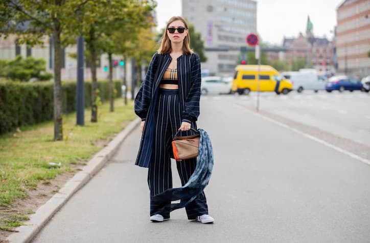 Acessórios que complementam o look de calça pantalona com tênis