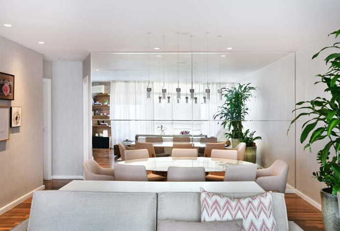 como usar espelhos para ampliar sala de estar