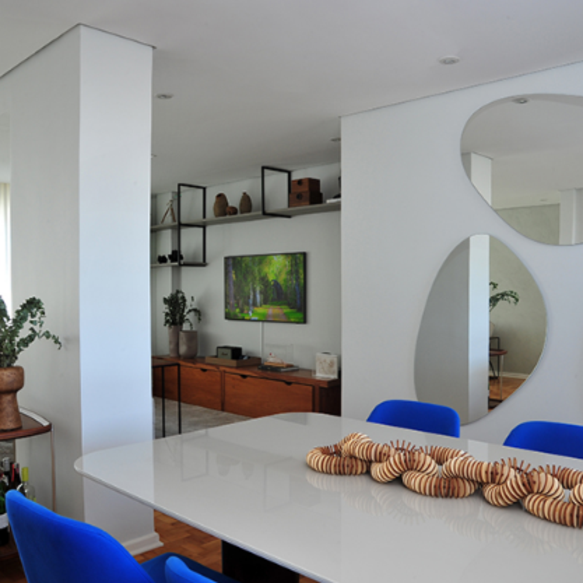 espelho na sala de jantar aumenta espaço