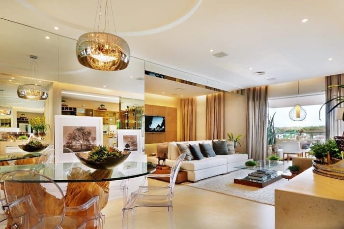 o que o espelho reflete para ampliar o ambiente