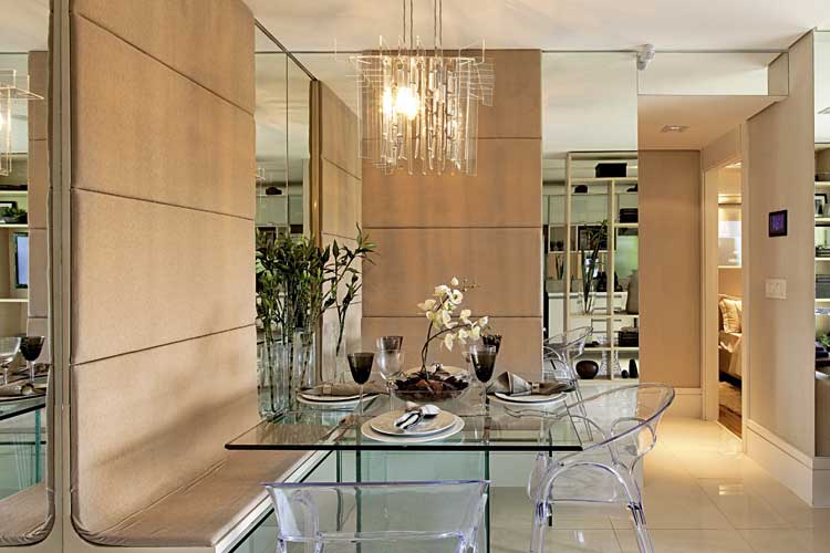 espelho na sala de jantar aumenta espaço