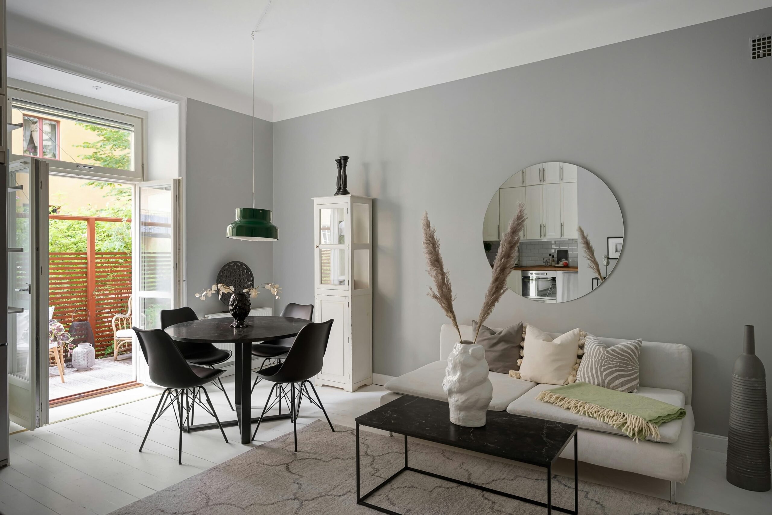 o que o espelho reflete para ampliar o ambiente