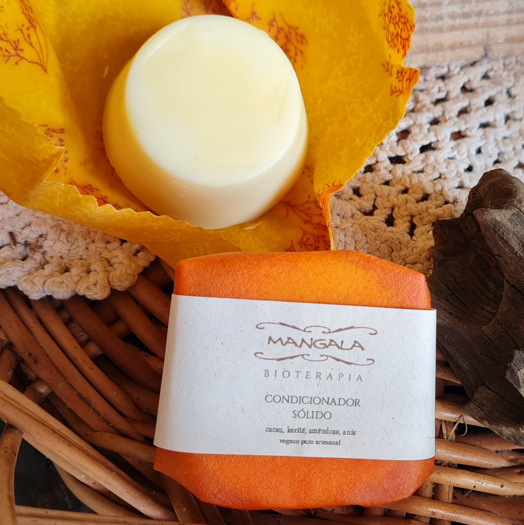 aplicação de condicionador em barra nas mãos