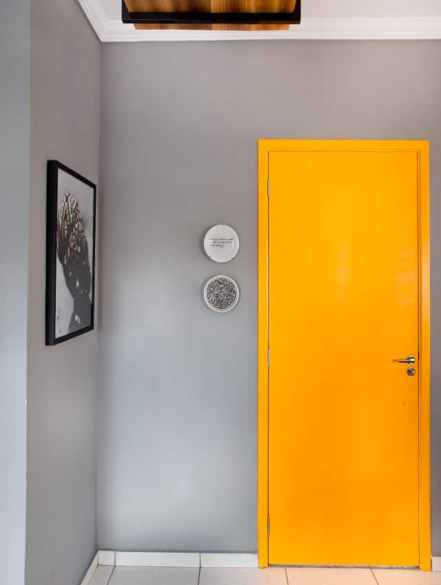 cinza em looks de moda e interiores