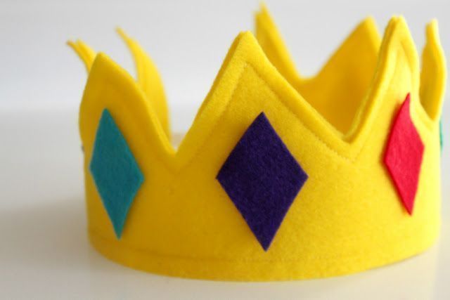 Ideias Criativas para Decorar Sua Coroa de Feltro: Pompons