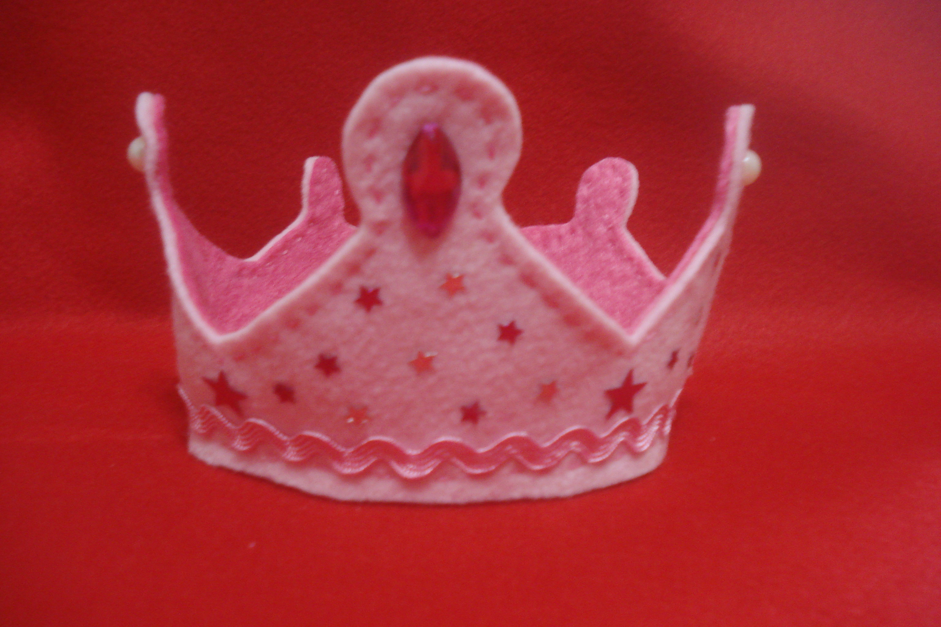 Ideias Criativas para Decorar Sua Coroa de Feltro: Pompons