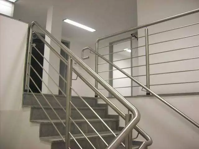 Corrimão de 2 Metros: Alumínio ou Inox? Qual o Melhor Custo-Benefício?