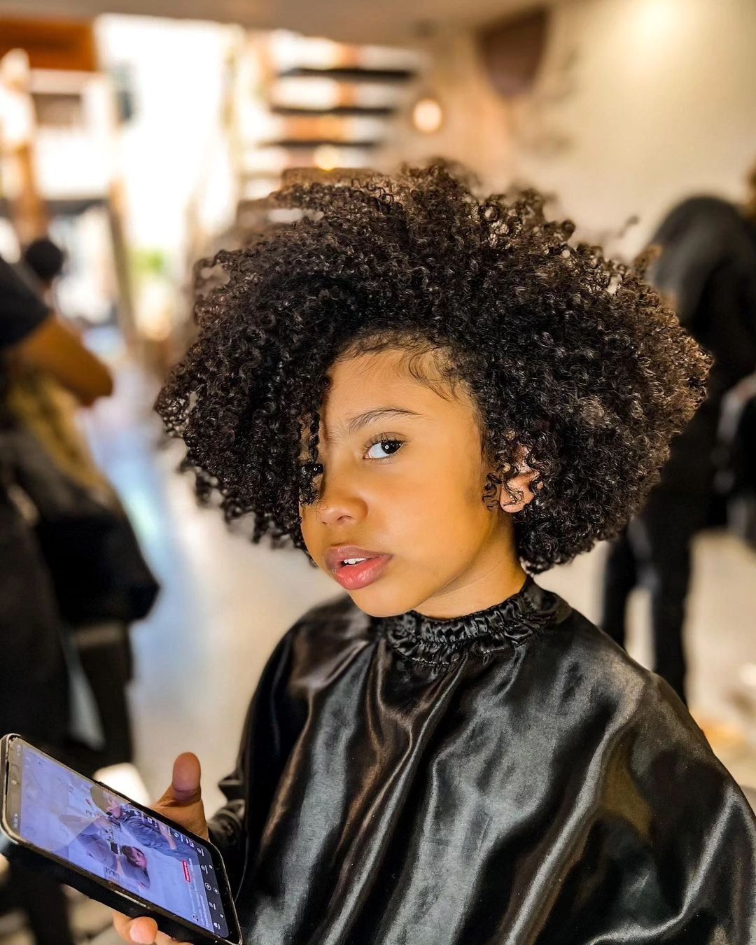 corte short bob ou pixie para cabelo cacheado infantil