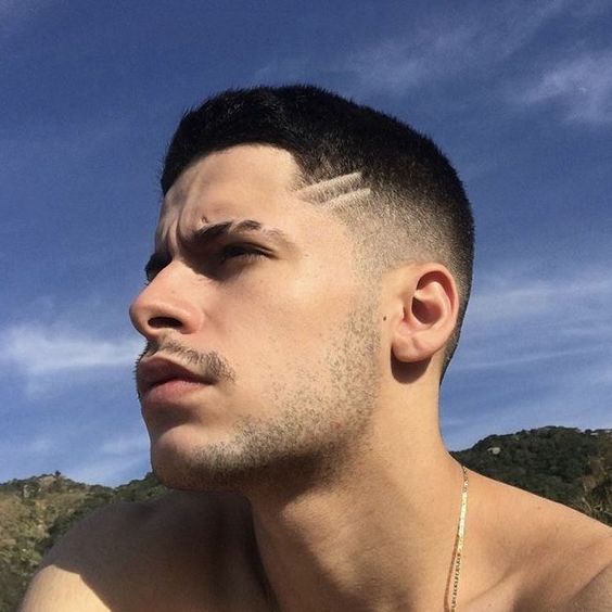 corte de cabelo masculino com 2 risquinhos