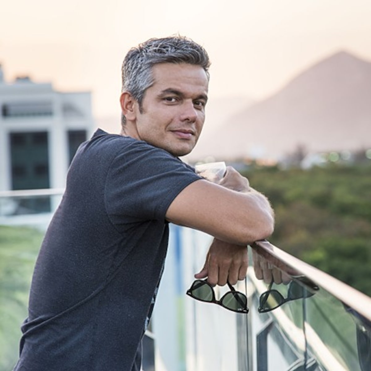 como evitar o amarelamento do cabelo grisalho masculino