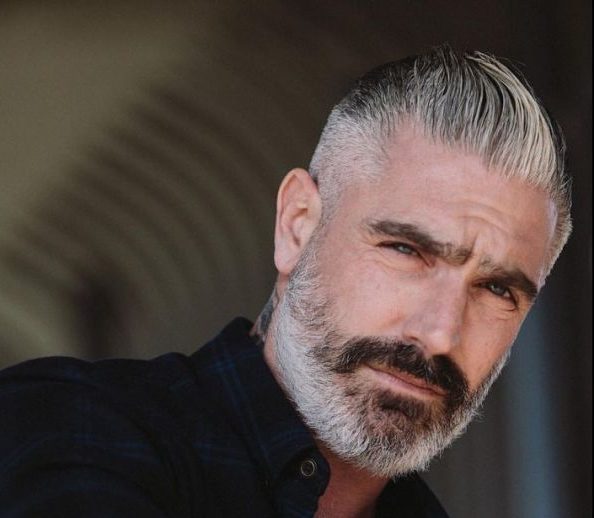 como evitar o amarelamento do cabelo grisalho masculino