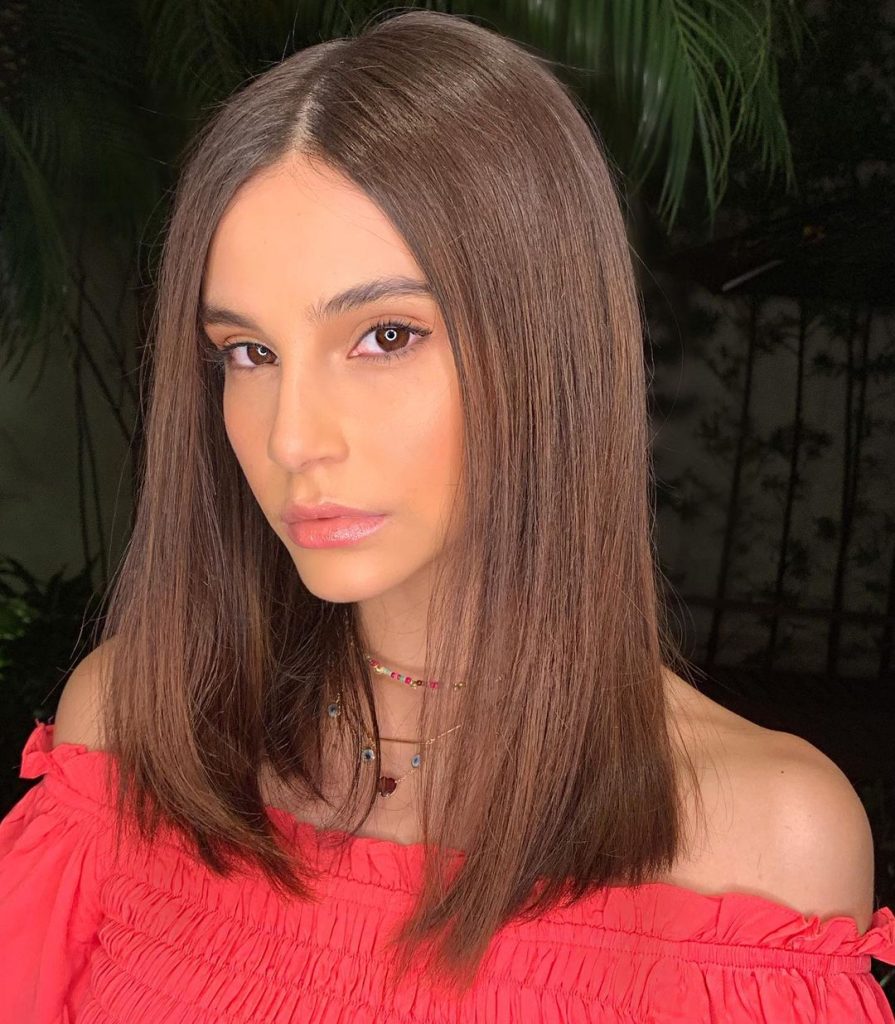 Tendências de franjas para complementar seu corte médio em 2026