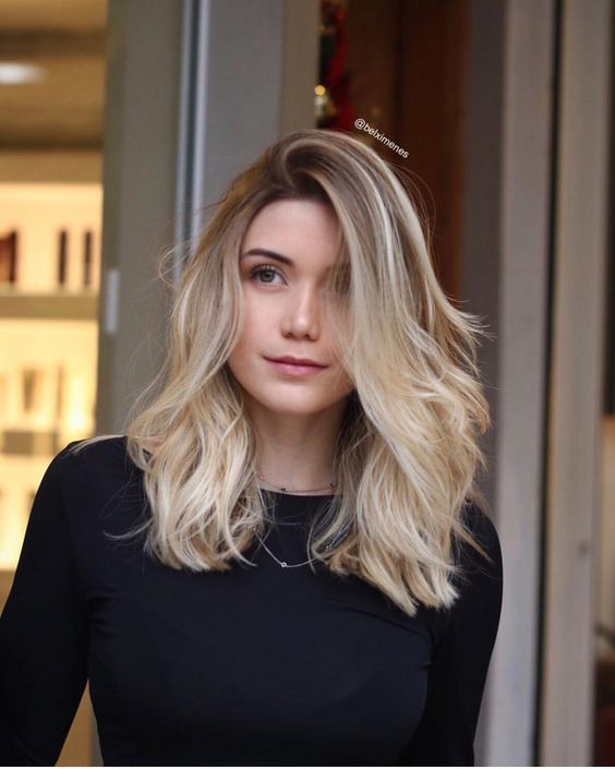 Tendências de franjas para complementar seu corte médio em 2026