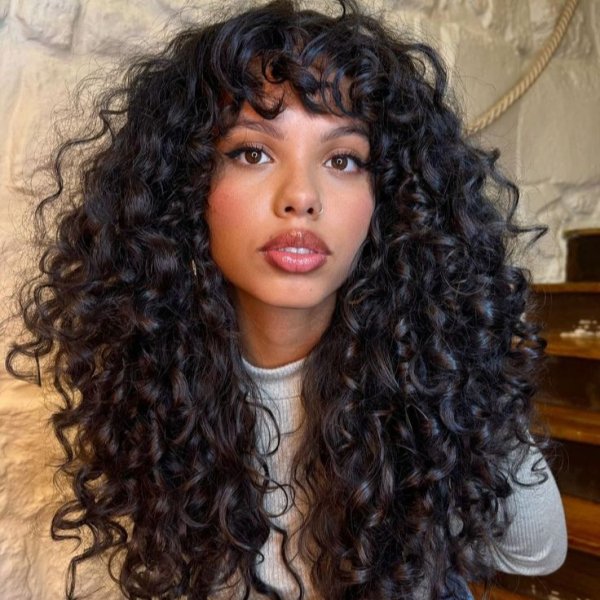 corte cacheado com volume controlado