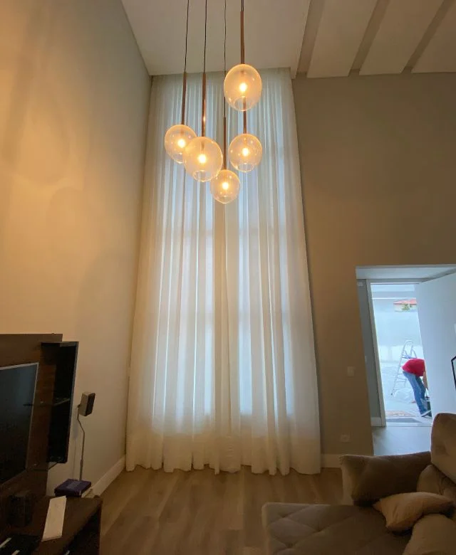 5 tecidos ideais para cortinas de pé direito duplo