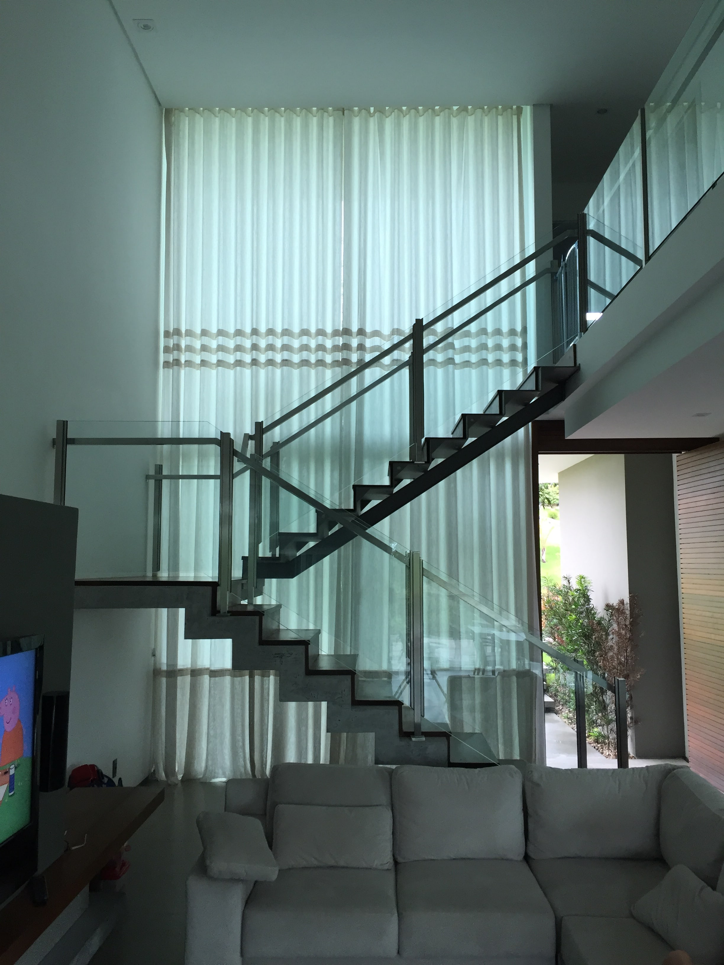 Soluções de instalação para cortinas em vãos altos