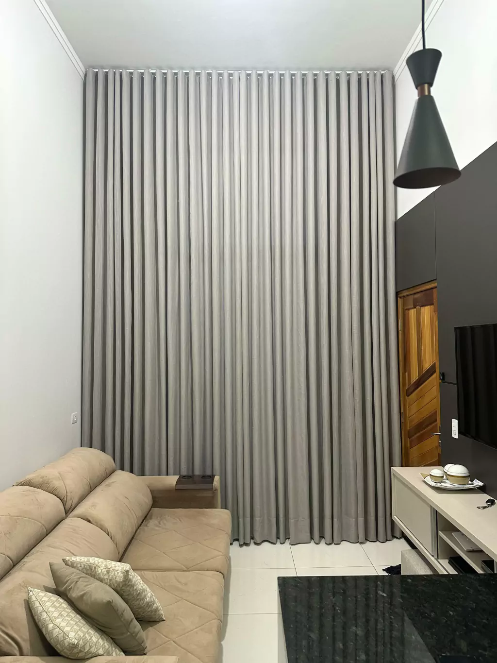 Como escolher a prega perfeita para sua cortina de pé direito duplo