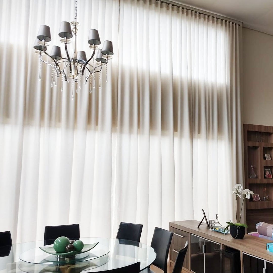 Soluções de instalação para cortinas em vãos altos