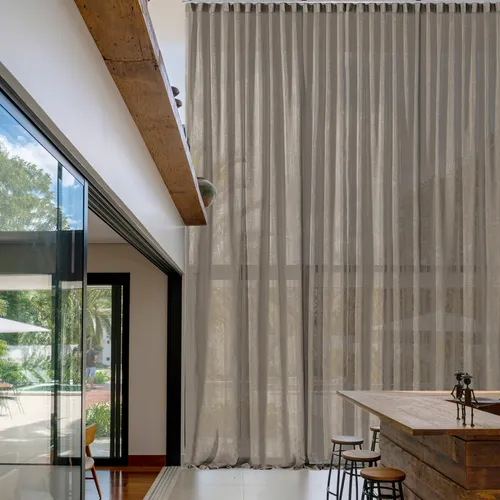 5 tecidos ideais para cortinas de pé direito duplo