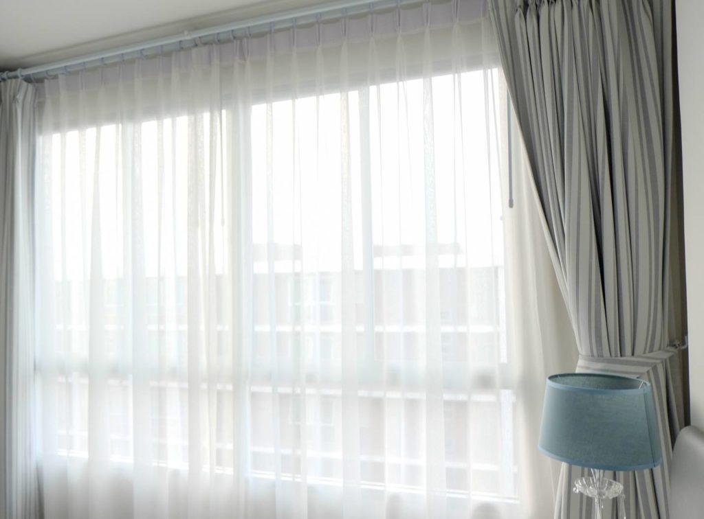 Cortinas até o chão: o segredo para uma sala mais elegante