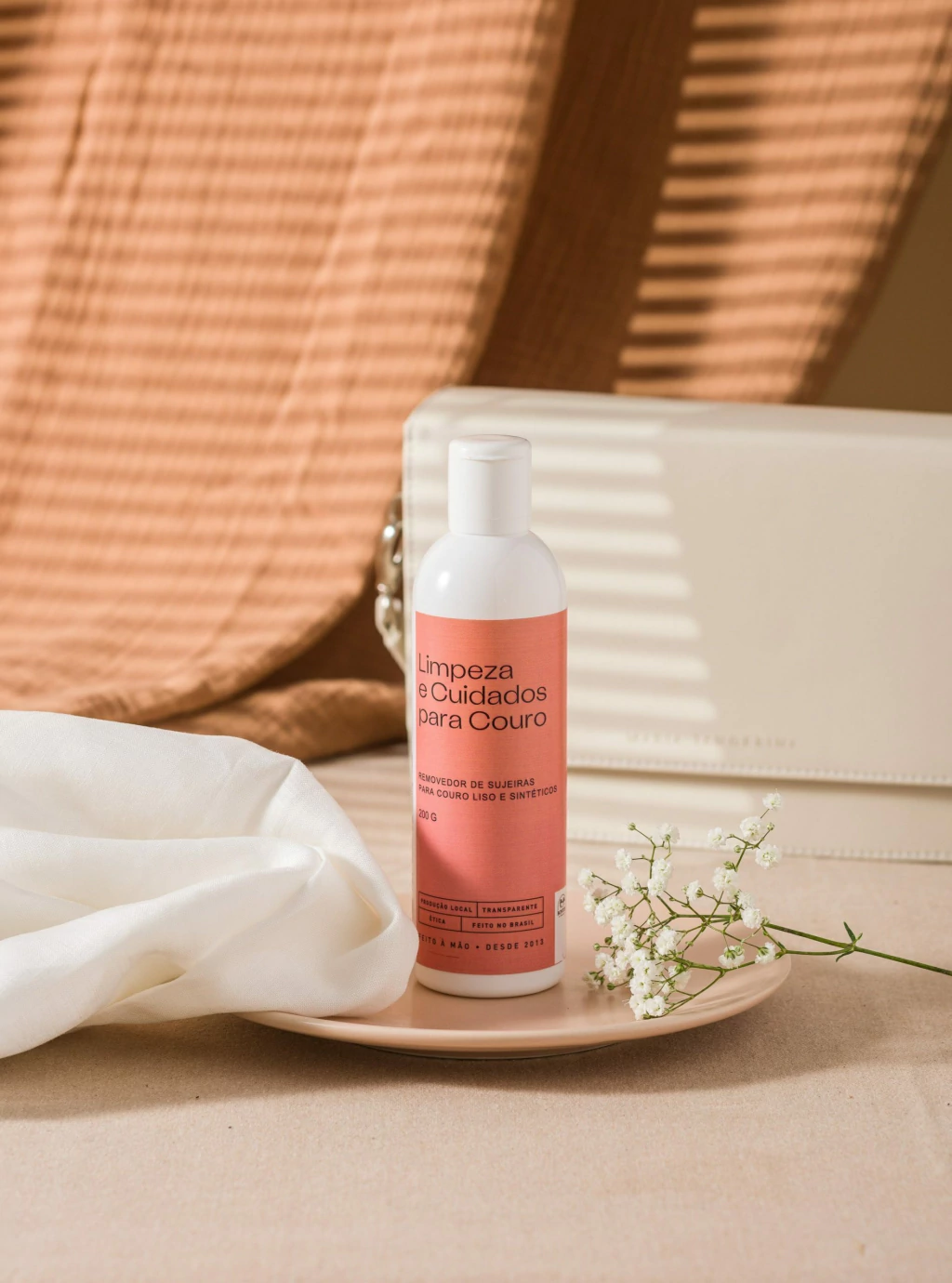 Mitos e Verdades sobre a Limpeza de Bolsas de Couro Sintético