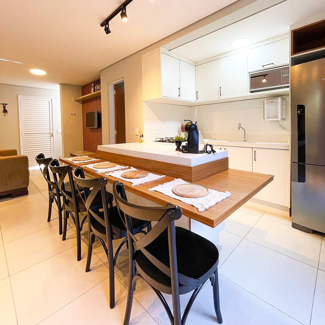 cozinha com ilha central e mesa de jantar