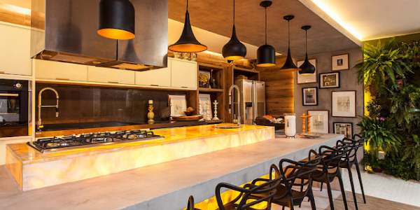 cozinha com ilha central e mesa de jantar