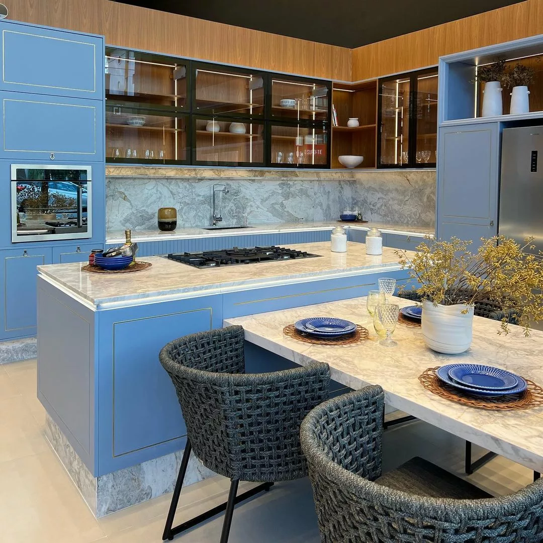 cozinha com ilha central e mesa de jantar