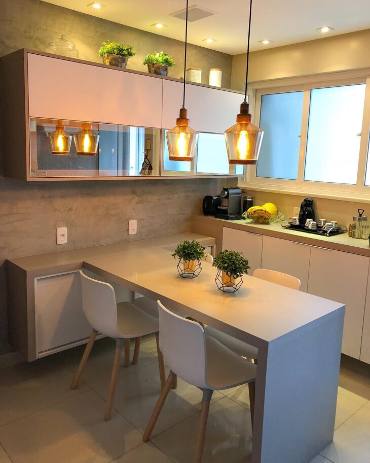 cozinha planejada com mesa