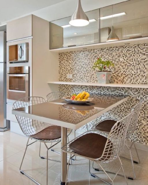 cozinha planejada com mesa para apartamento pequeno