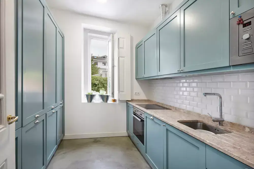 decoração cozinha provençal com detalhes em madeira