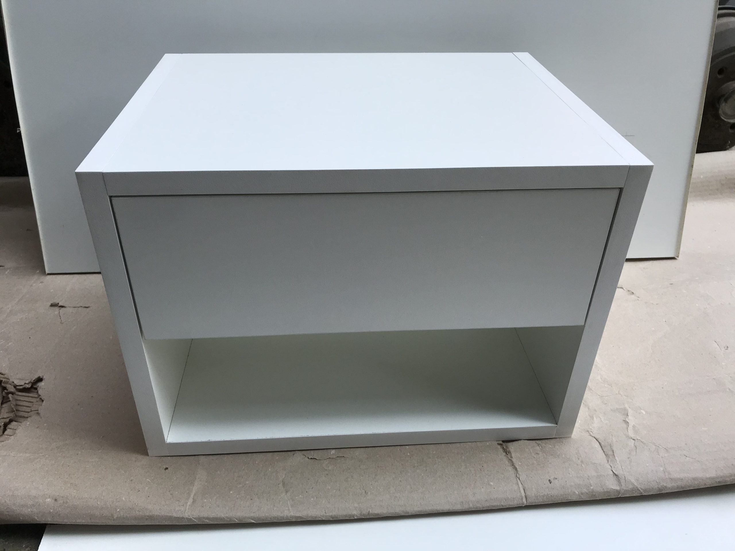 criado mudo suspenso