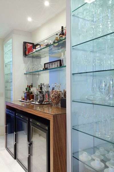 organizar taças em cristaleira