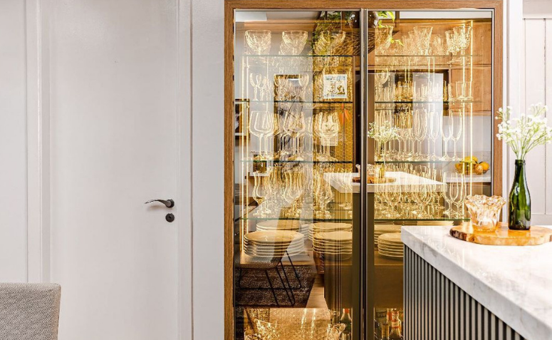 organizar taças em cristaleira